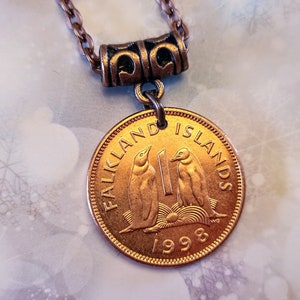 Famille de pingouins des îles Falkland 1 penny en cuivre avec pendentif 3/4 pouce, année 1998 uniquement