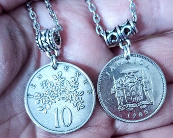 Jamaicansk fjäril och blommor i silverfärgat mynthänge, välj år 1969-1989