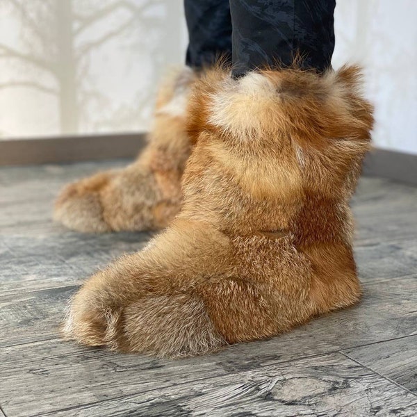 Pantufas de interior em pele de raposa vermelha: botinhas artesanais com sola de couro.