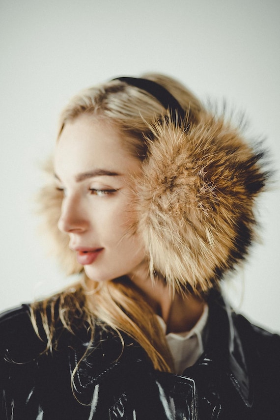 ブラウンのアライグマファーイヤーマフ｜本物の毛皮を使用した冬用