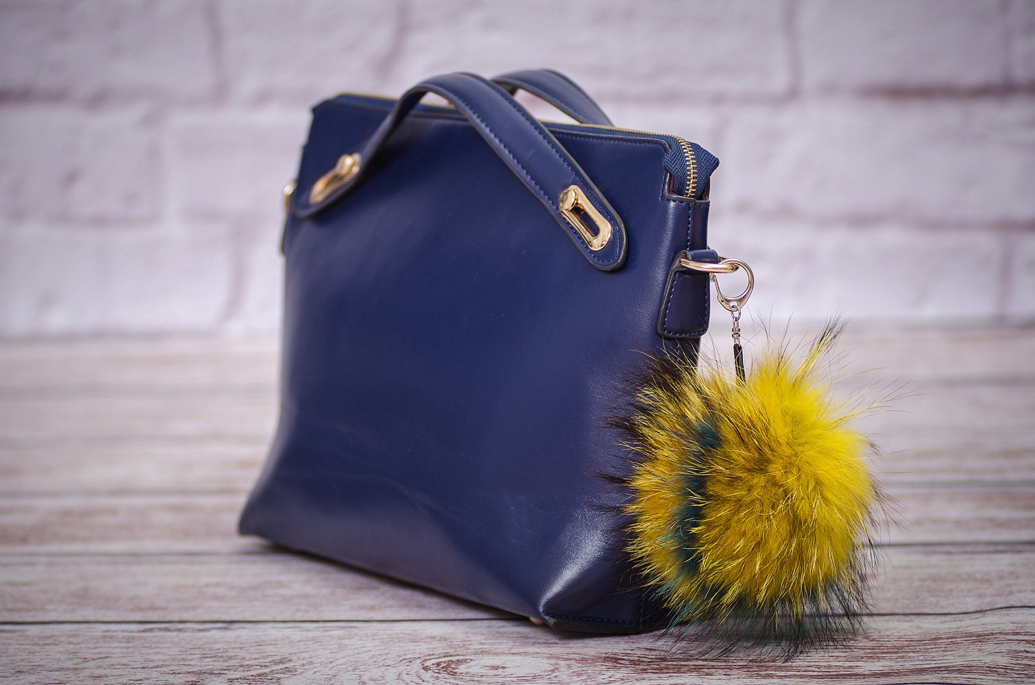 Porte-clés En Fourrure Véritable Raton Laveur Avec Pompons - Accessoire Sac à Main Rouge - Idée Cadeau - Neuf