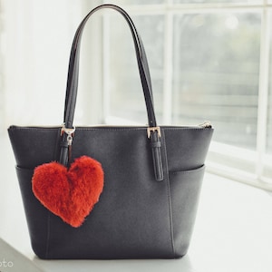 Herzförmiges Pelz-Schlüsselanhänger | Roter Kaninchen Pelz Pom Pom Anhänger | Flauschiges Taschenaccessoire | Valentinstagsgeschenk
