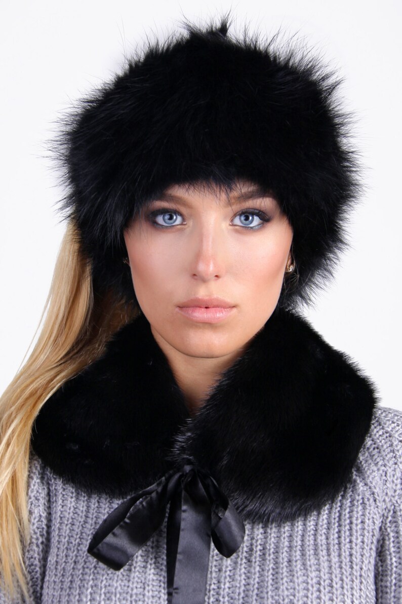 Puede incluir: Un gorro de piel negro y un cuello de piel a juego con un lazo de sat&eacute;n negro.