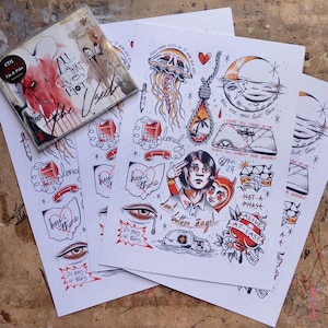 Puede incluir: Tres hojas blancas de papel con dibujos de tinta negra de varios diseños de tatuajes. Los diseños incluyen un ojo lloroso, un corazón con las palabras "hey there" dentro, un teléfono con la palabra "lonely" encima, una medusa, una soga con una palmera al final, una luna creciente, un parabrisas roto, un diamante con la palabra "RAWR" dentro, un diablo con las palabras "not a phase" encima y un corazón con las palabras "alive at last" dentro.