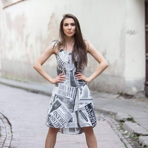 Zeitungsdruck Kleid, Weißes schwarzes Kleid, Tribal Fashion Kleid // Verstellbares Trägerkleid // Vintage Kleid Bild 1