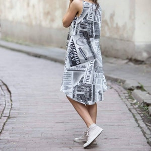 Zeitungsdruck Kleid, Weißes schwarzes Kleid, Tribal Fashion Kleid // Verstellbares Trägerkleid // Vintage Kleid Bild 3