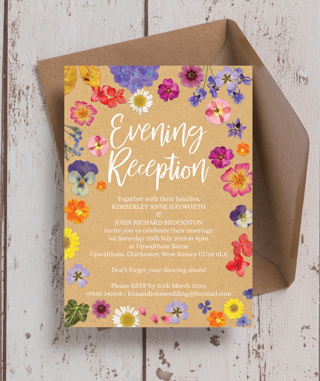 Invitaciones y sobres de recepción de boda con temática de flores