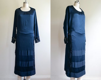 Vintage 1920s || &#39;La Nouvelle-Orléans&#39; || Midnight-Blue Silk Shift with Lace Panels, Accent Buttons, and Drop-Waist Half Belt || Medium