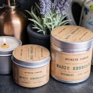 MAGIC HERBOLOGY Kaars | Bookish Candles Soja | Boekkaarsen | Boekenwurmkaars | Boekenliefhebbers | Milieuvriendelijk