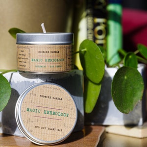 MAGIC HERBOLOGY Kaars | 50 ml MINI Sample Bookish Candles Soja | Boekkaarsen | Cadeau boekenliefhebber | Milieuvriendelijk