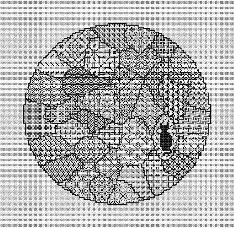 K&ouml;nnte beinhalten: Schwarzwei&szlig;es Kreuzstich-Design mit verschiedenen geometrischen Mustern, die in einer kreisf&ouml;rmigen Form angeordnet sind.