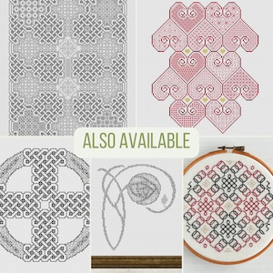 K&ouml;nnte beinhalten: Vier verschiedene Kreuzstichmuster mit keltischen Knotendesigns. Die Muster sind in Schwarzwei&szlig;, Rotwei&szlig; und Schwarz, Rot und Wei&szlig;. Der Text "ALSO AVAILABLE" befindet sich in der Mitte des Bildes.