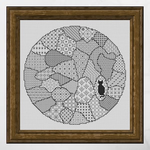 K&ouml;nnte beinhalten: Schwarzwei&szlig;es Kreuzstichmuster einer Katze in einem Kreis mit verschiedenen geometrischen Mustern.