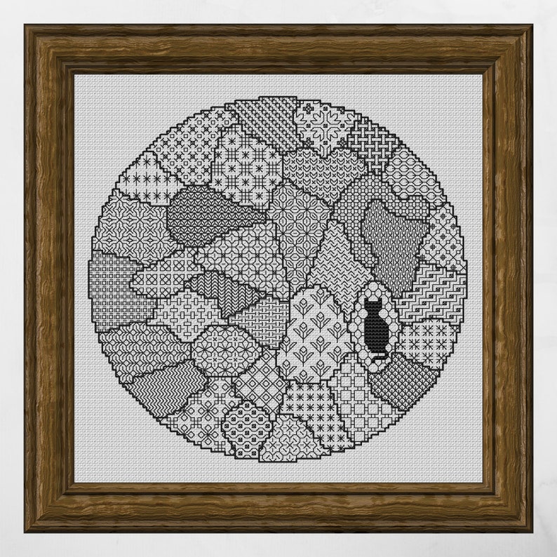 K&ouml;nnte beinhalten: Schwarzwei&szlig;es Kreuzstichmuster einer Katze in einem Kreis mit verschiedenen geometrischen Mustern.