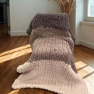 ハンドメイドのシェニールブランケット。モダンなファームハウス風のチャンキーニット。