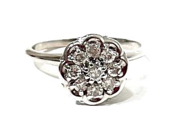 Anillo vintage de diamantes con forma de flor, oro blanco de 14 k.