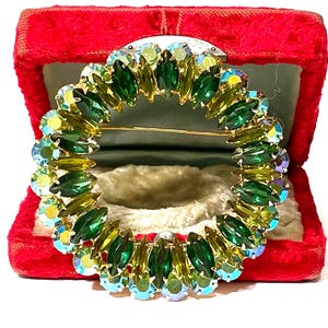 &quot;Juliana Strasskranz Brosche: Grüne Navettes & AB-Glas, Ton &quot;&quot;Gold&quot;&quot;.&quot;