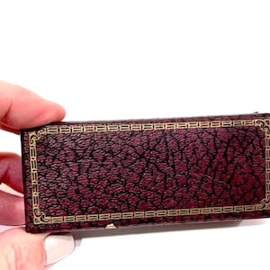 Scatola in similpelle vintage Saks Fifth Avenue, scatola regalo per gioielli bordeaux e oro, scritta rossa foderata in raso, scatola da collezione anni '40