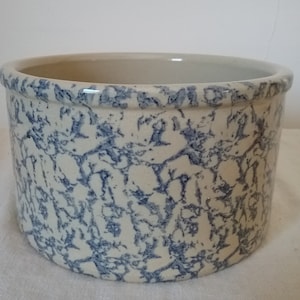Large RRP blue spongeware 2.5 qt. crock