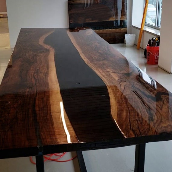Making epoxy outlet table top