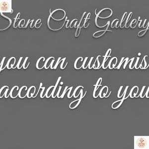 以下が含まれることがあります： グレーの背景に、筆記体で「Stone Craft Gallery」と書かれた白い文字。その下に「you can customize according to you」と続く。Stone Craft Galleryのロゴが左上と右下に配置されている。
