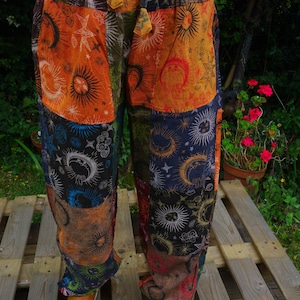 Spodnie Patchwork Słońce i Księżyc | Spodnie Celestial | Spodnie Hippie Festival | Luźne, wygodne spodnie Baggy | Pomarańczowo-zielono-fioletowe