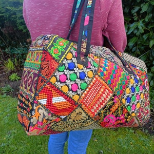 Mittelgroße Stickereiüber Nacht / Wochenende Taschen, Hippy Boho Festival, bunte Blumen Patchwork Reisetasche Tasche