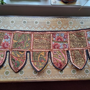 Indischer Handgefertigter Toran, bunter Wandbehang, Türdekorvorhang, Läufer, bunter bestickter Wandteppich, Hippie Boho Ethnic Festival