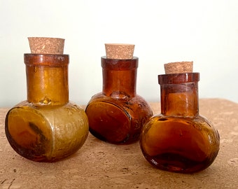Drei antike Bovril-Gläser aus bernsteinfarbenem Glas