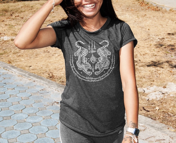 Chemise Sak Yant Pour Les Femmes Thai Tigres Tatouage Sérigraphie Sur Chemise Souple Et Confortable Polycotton Casual Pour Les Femmes