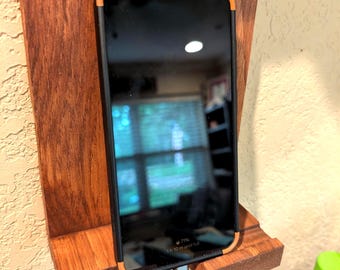 Rustic Pine Smartphone Wall Mount: Charging Cord Holder