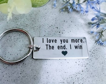 I love you more the end I win Keyring, Valentinstag Geschenk, Jahrestag Schlüsselanhänger, Geschenk für Freund, Paar Geschenk, erster Valentinstag Token