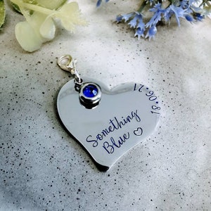 Puede incluir: Encanto de corazón de plata con un strass azul y la inscripción "Something Blue" y un símbolo de corazón. El encanto también tiene la fecha "18.09.17" grabada.