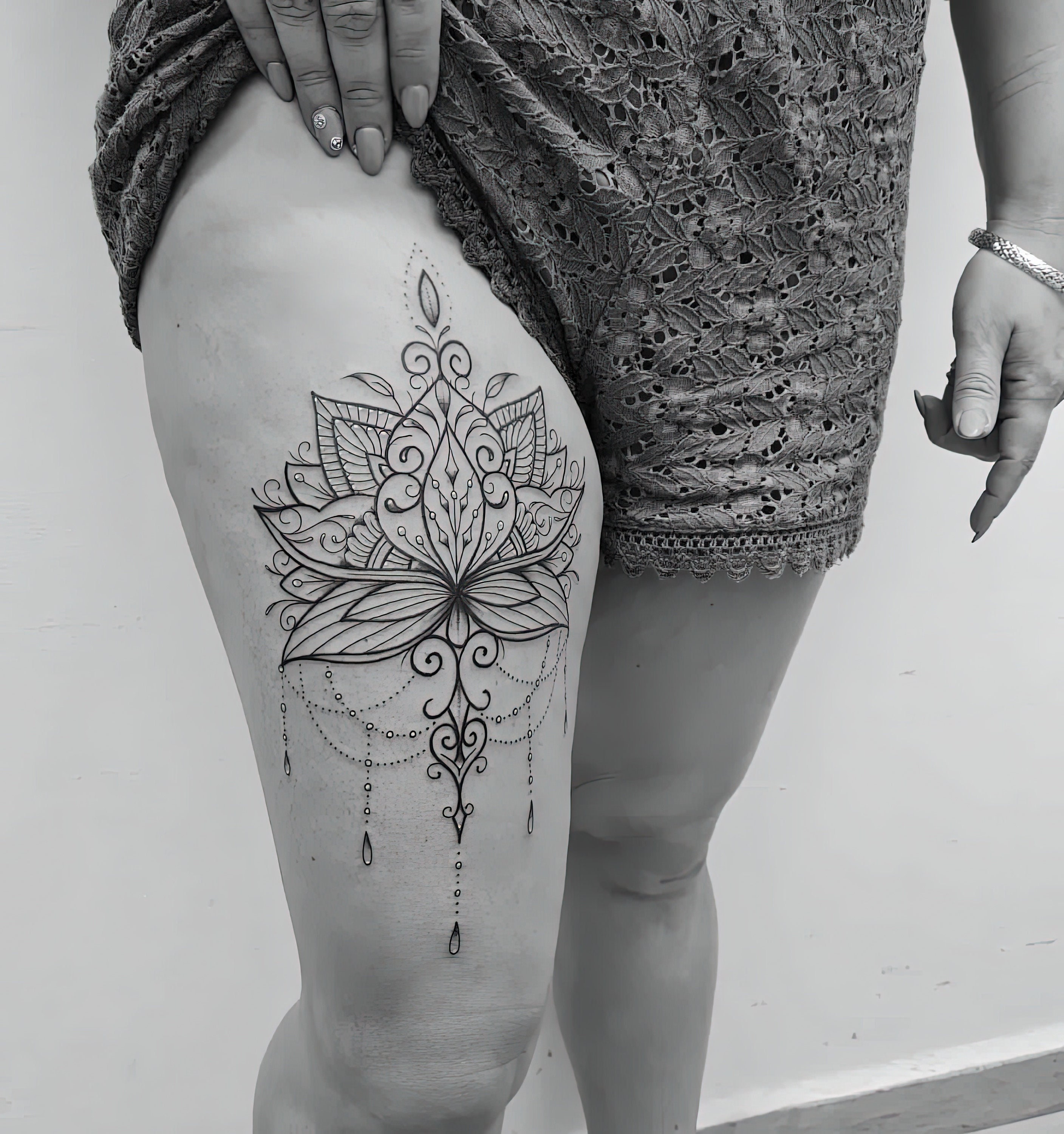 leg mandala tattoos Laura Welle - KickAss Things