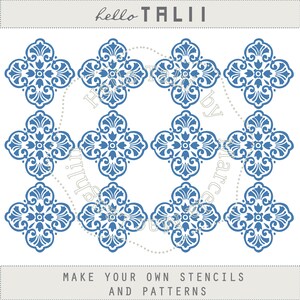 Op de afbeelding: Een herhalend patroon van blauwe bloemmotieven op een witte achtergrond. De afbeelding bevat bovenaan de tekst "hello TALII" en onderaan "MAKE YOUR OWN STENCILS AND PATTERNS". Het bloemmotief heeft een klaverblad vorm.