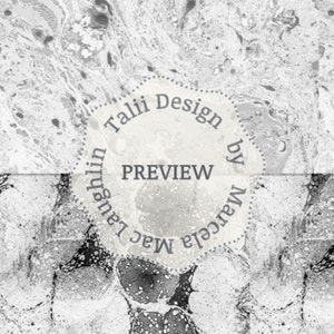 Pu&ograve; includere: Design astratto in scala di grigi con effetto marmorizzato. L'immagine presenta un design circolare con il testo "Talii Design by Marcela Mac Laughlin PREVIEW". Lo sfondo ha un motivo maculato con sfumature di grigio e bianco.