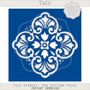 Op de afbeelding: Een wit, sierlijk tegelsjabloonontwerp op een blauwe achtergrond. Het ontwerp heeft een symmetrisch bloemenpatroon met wervelende details. De tekst "Talii" staat bovenaan en "TILE STENCIL - SVG CUTTING FILES INSTANT DOWNLOAD" onderaan.