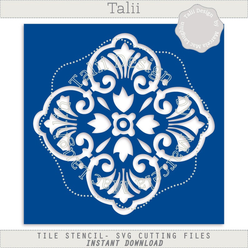 Op de afbeelding: Een wit, sierlijk tegelsjabloonontwerp op een blauwe achtergrond. Het ontwerp heeft een symmetrisch bloemenpatroon met wervelende details. De tekst "Talii" staat bovenaan en "TILE STENCIL- SVG CUTTING FILES INSTANT DOWNLOAD" onderaan.