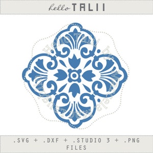 Op de afbeelding: Een blauw en wit bloemenontwerp met de tekst "hello TALII" bovenaan. Het ontwerp is een symmetrisch patroon met een gestippelde rand. De onderkant van de afbeelding bevat de tekst ".SVG + .DXF + .STUDIO 3 + .PNG FILES".