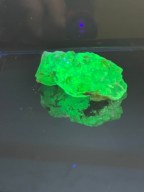 Hyalite UV reactive Opal Rough Beautiful No  Fire only UV reactive 10 gram Crystal medium grade was 200.00
