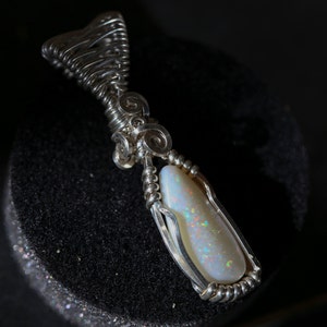 Belle et brillante opale d&#39;Australie polie - Pendentif wrappé en argent fin .925