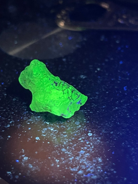 Hyalite UV reactive Opal Rough Beautiful No  Fire only UV reactive 4 gram Crystal medium grade was 100.00