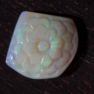 Opal green flower Opal Carving - 5.6 cts