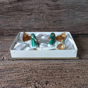 Vintage französische Limoges Porzellan Ente Salz- und Pfefferkeller mit Porzellanlöffel Vergoldete Keramik auf Satinkissen In Box Saliere Poivrier