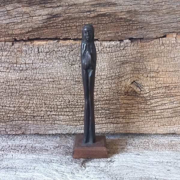 Vintage Madonna Français en bois sculpté Vierge Marie Figurine Style naïf Design insolite rustique Peut-être oeuvre bretonne Artefact religieux des années 50