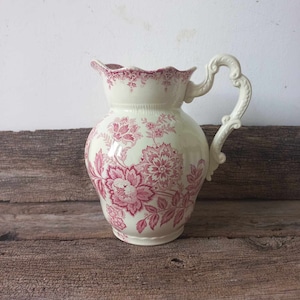 Jarro de pedra de ferro francês antigo Jarro de banheiro com design floral vermelho St Amand Et Hamage (Nord) Modelo Nigella Ste Anonyme Terre De Fer Faiança
