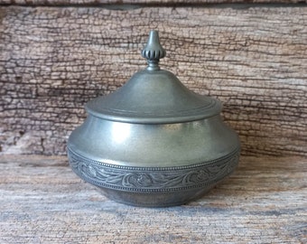 Bonbonnière de peltre francés vintage con hermoso diseño floral final y tapa de peltre, plato de baratija, plato de dulces estampado Etain, azucarero