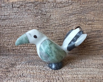 Adorno de pájaro tallado de alabastro Vintage gres en verde blanco y negro pájaro exótico Material de piedra preciosa recuerdo talla de piedra