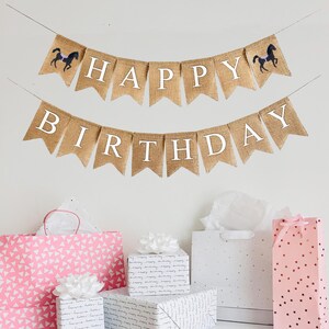 馬の誕生日パーティーのデコレーション、パーソナライズされた農場のハッピーバースデーバナー、ウエスタンポニーの装飾、最初のロデオのサイン、サドルアップ黄麻布バナー