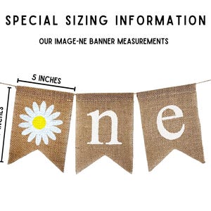 Puede incluir: Una pancarta de arpillera con la palabra "one" escrita en letras blancas. Cada letra est&aacute; en una bandera separada, y la primera bandera presenta una margarita blanca con un centro amarillo. La pancarta mide 5 pulgadas de ancho y 7 pulgadas de alto.